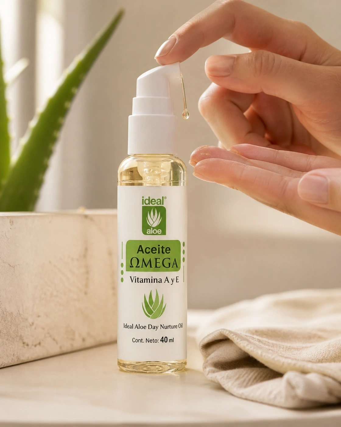 Aceite Omega con Vitamina E aplicado con las yemas sobre la mejilla en un ritual facial.