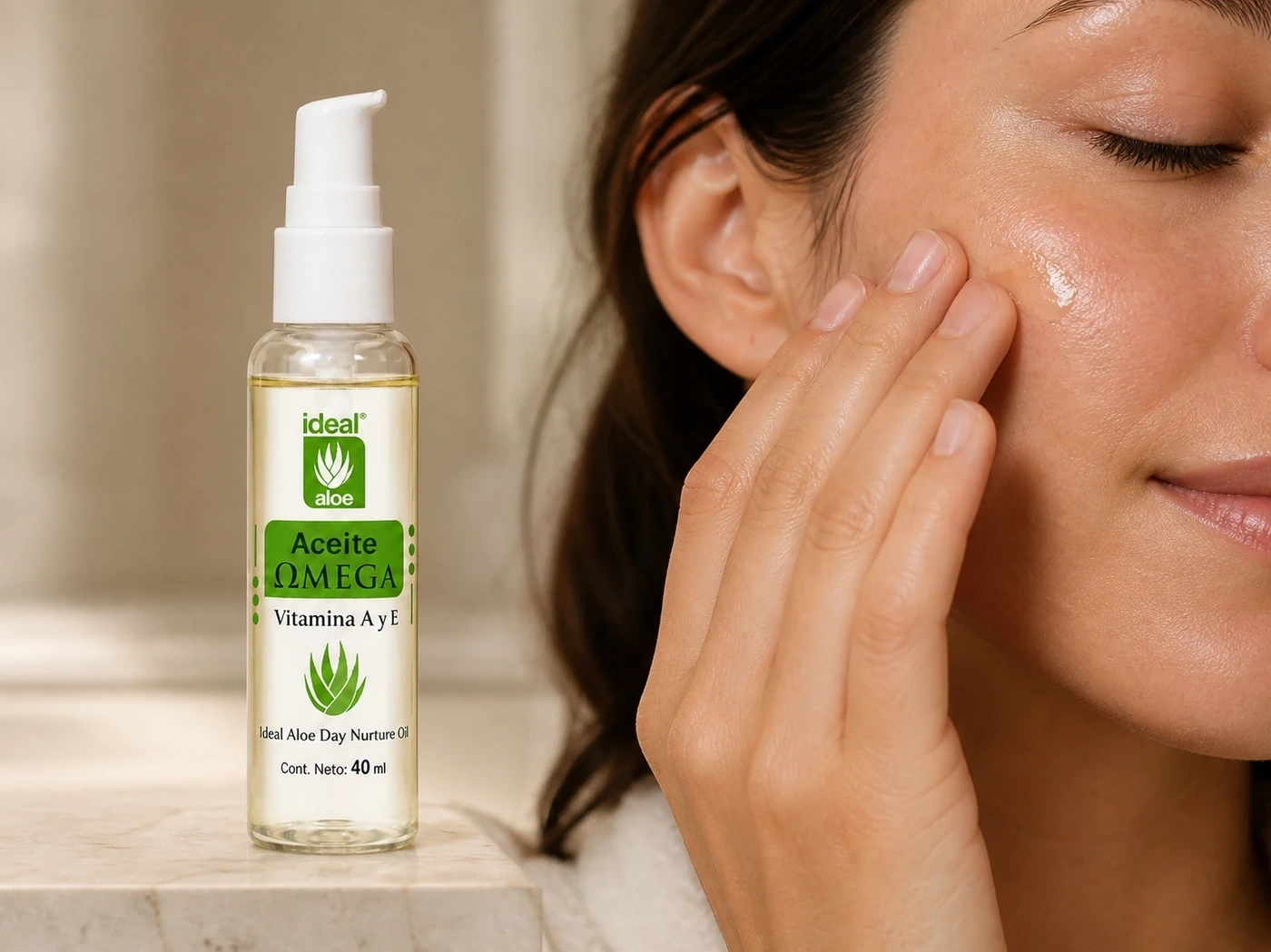 Aceite Omega con Vitamina E dispensando una gota sobre la mano en una rutina facial.