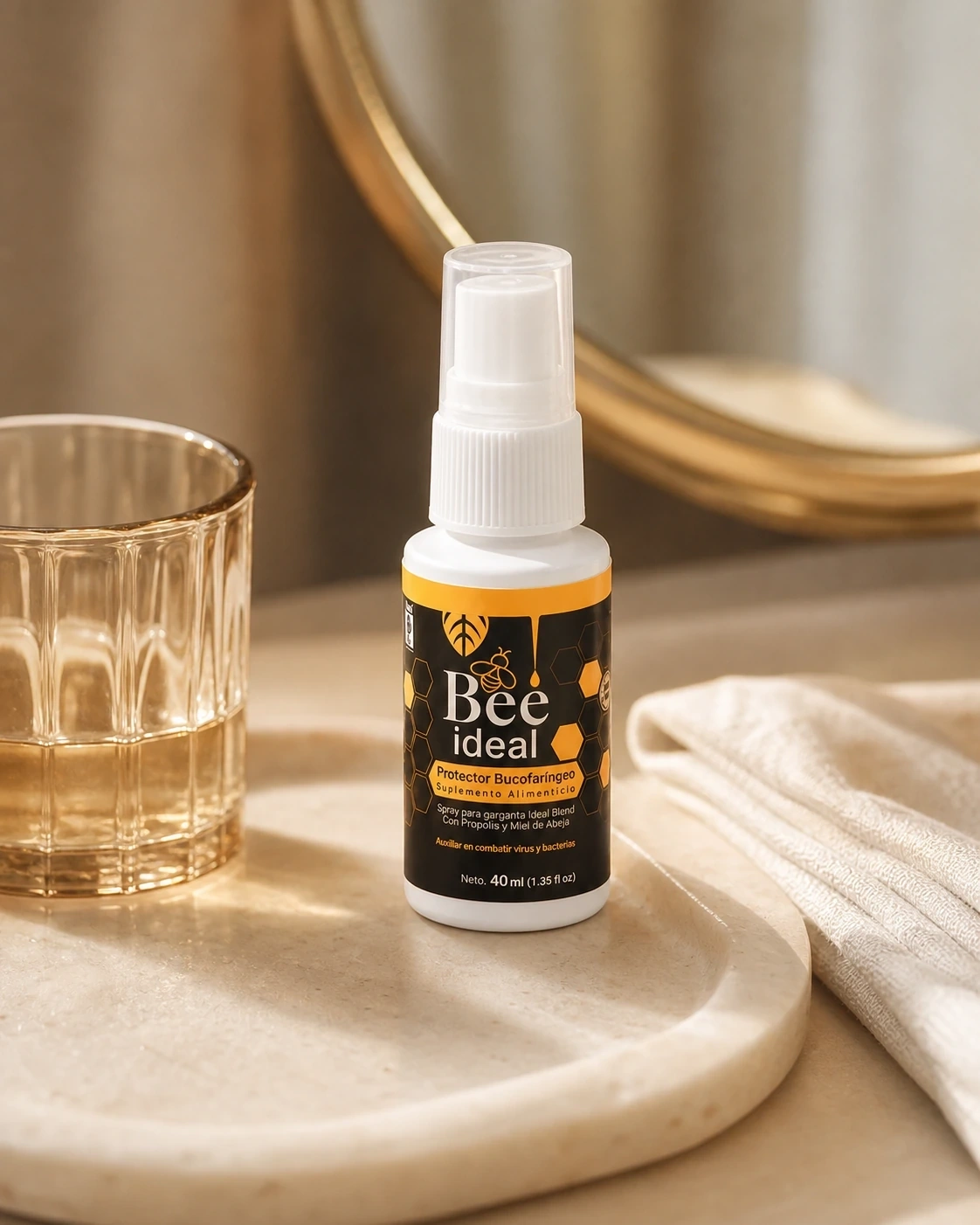 Detalle editorial de Bee Ideal Spray junto a vaso y lino