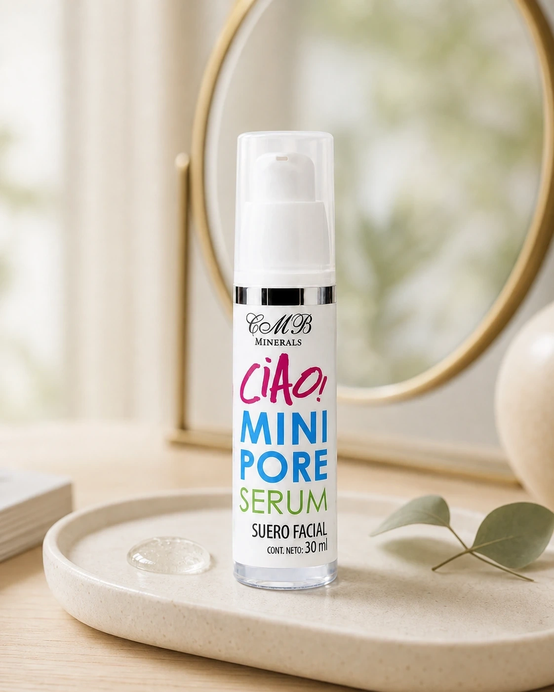Ciao Mini Pore Serum sobre bandeja crema frente a espejo y hoja verde