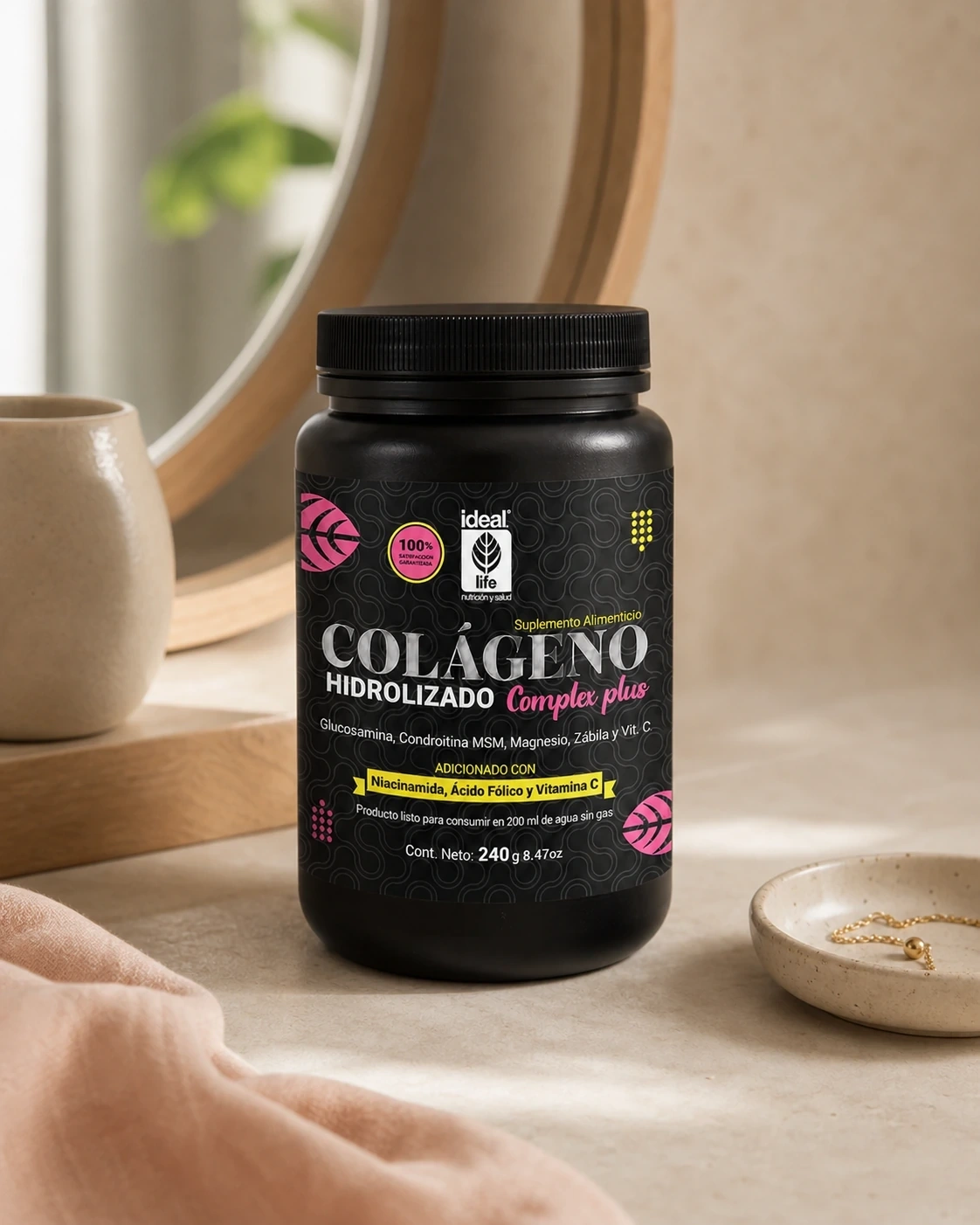 Colágeno en Polvo con Q10 sobre tocador cálido frente a un espejo