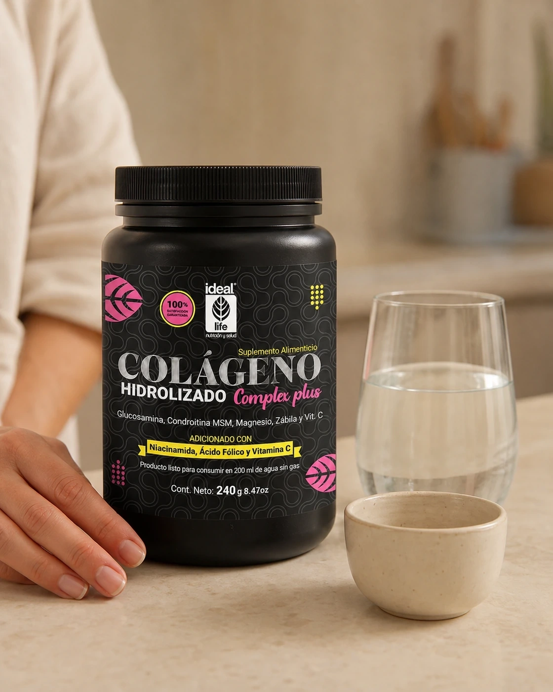 Colágeno en Polvo con Q10 junto a agua y taza en una rutina cotidiana