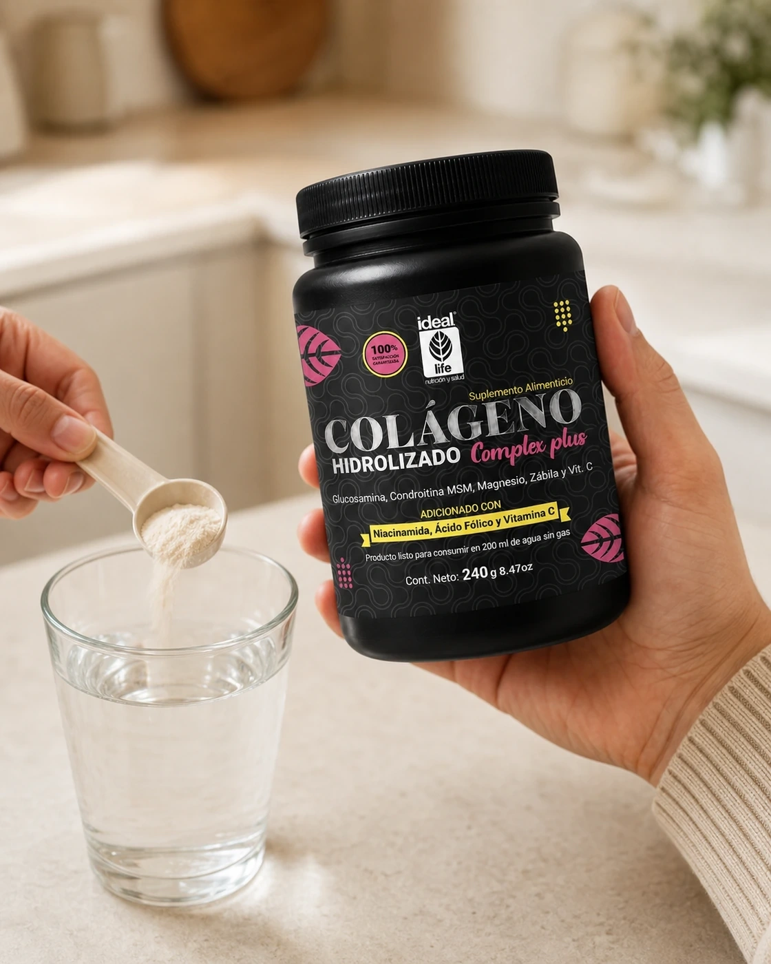 Colágeno en Polvo con Q10 sostenido en mano mientras se prepara con scoop