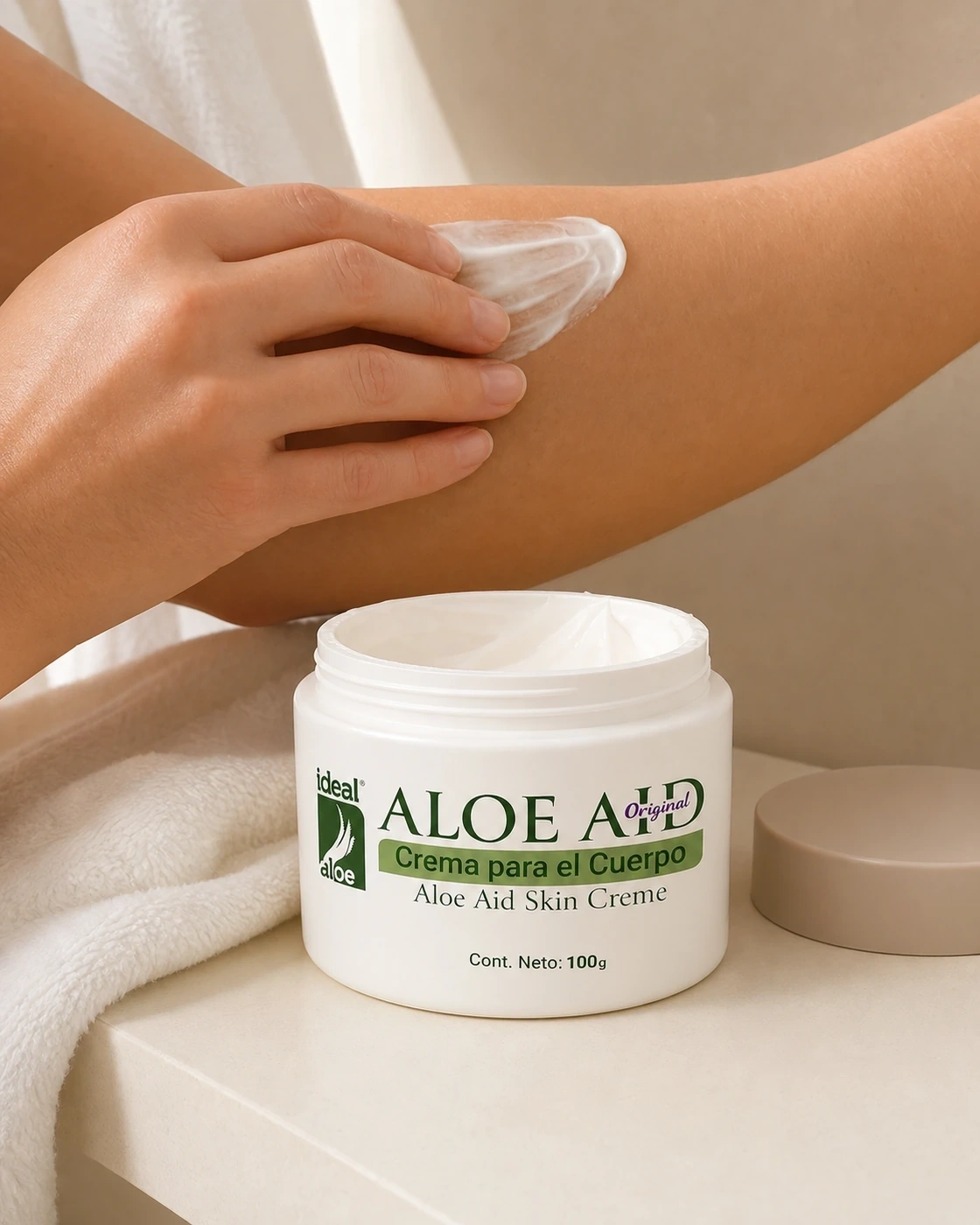 Crema corporal Aloe Aid aplicada sobre el antebrazo junto al tarro abierto