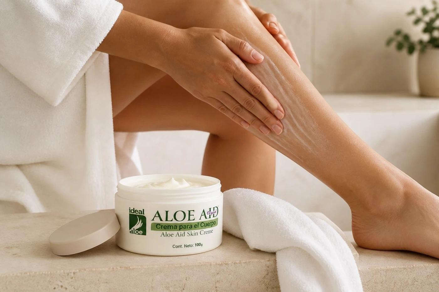Aplicación de crema corporal Aloe Aid sobre la pierna durante una rutina