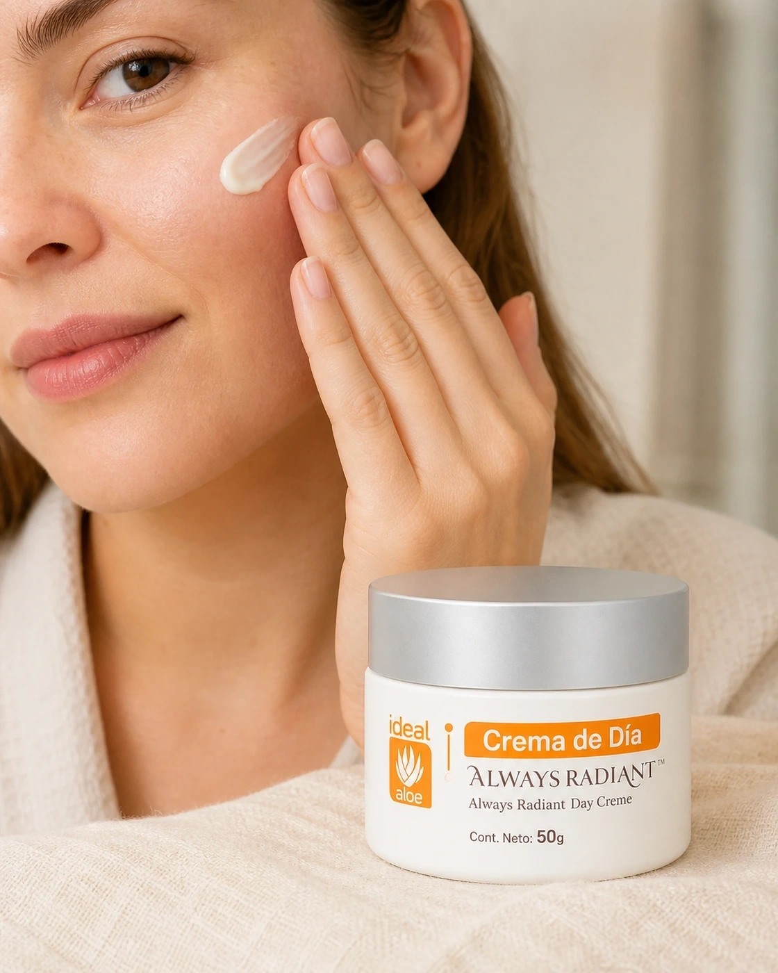 Aplicación de Crema de Día Always Radiant sobre la mejilla con el envase al frente