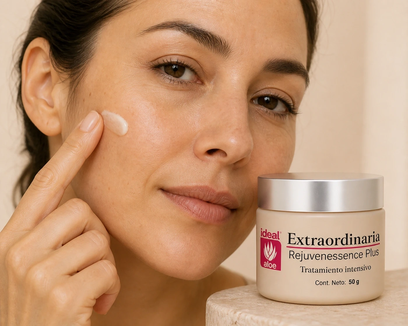 Mujer aplica Crema Extraordinaria de Ideal en la mejilla junto al envase