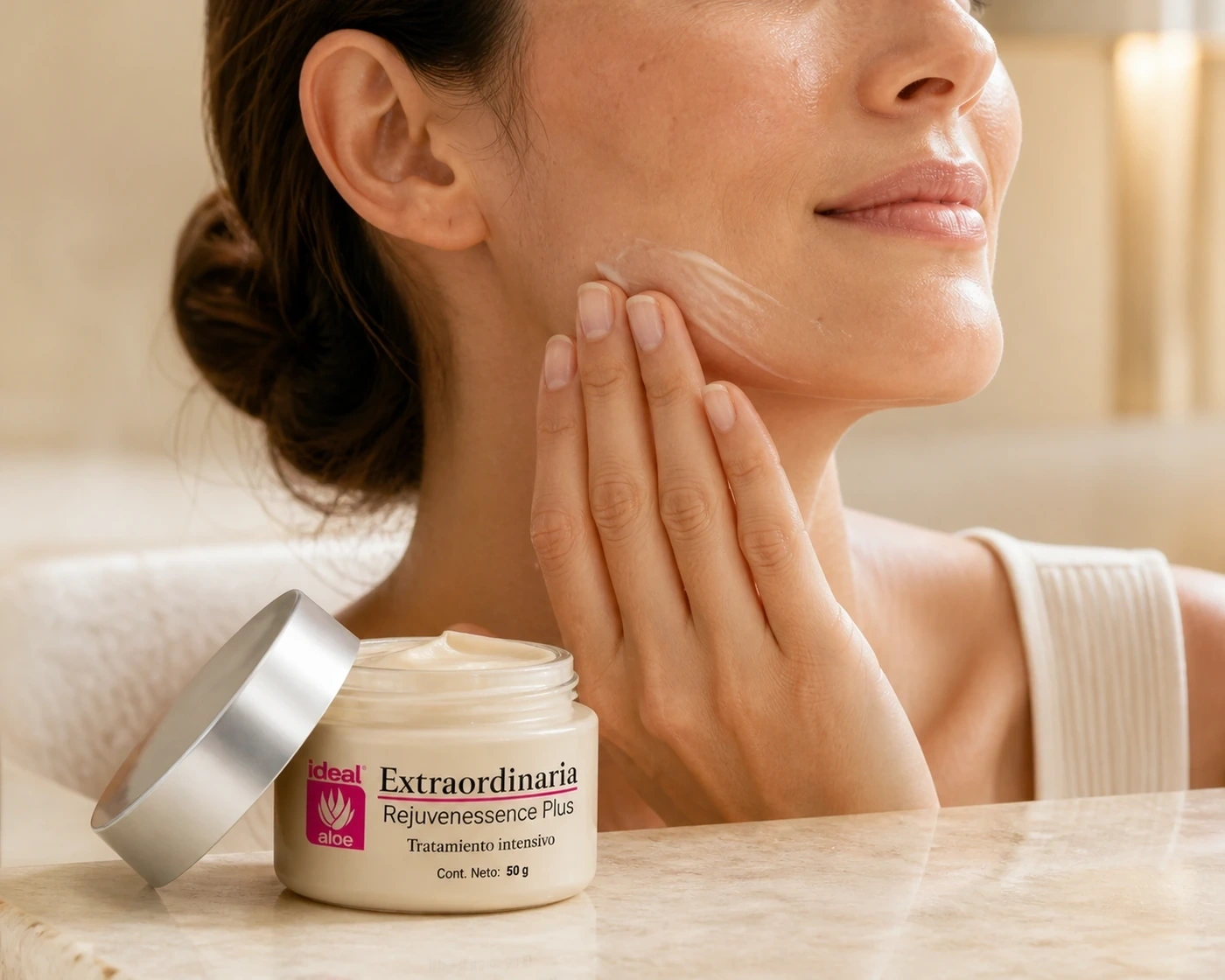 Aplicación localizada de Crema Extraordinaria de Ideal sobre el rostro junto al tarro