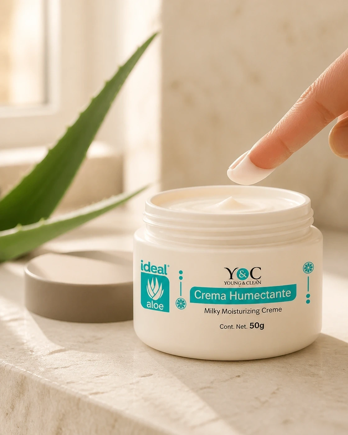 Crema Humectante Clean & Fresh abierta en una rutina facial cálida con aloe y crema visible
