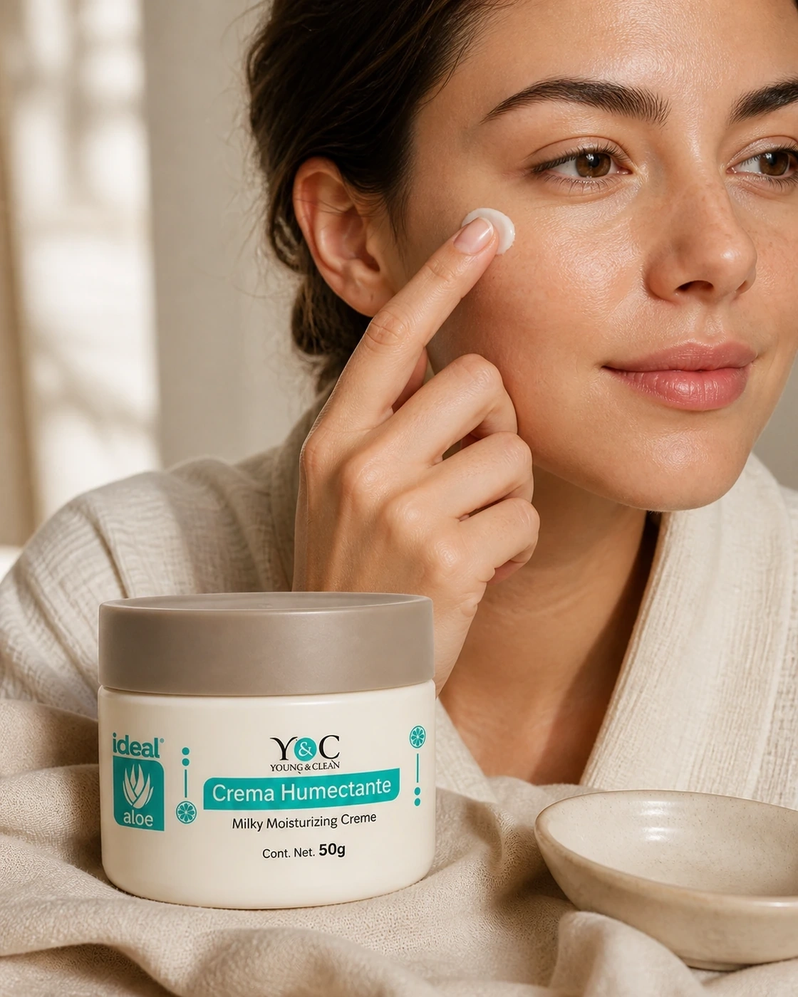 Aplicación de Crema Humectante Clean & Fresh sobre la mejilla con el envase al frente