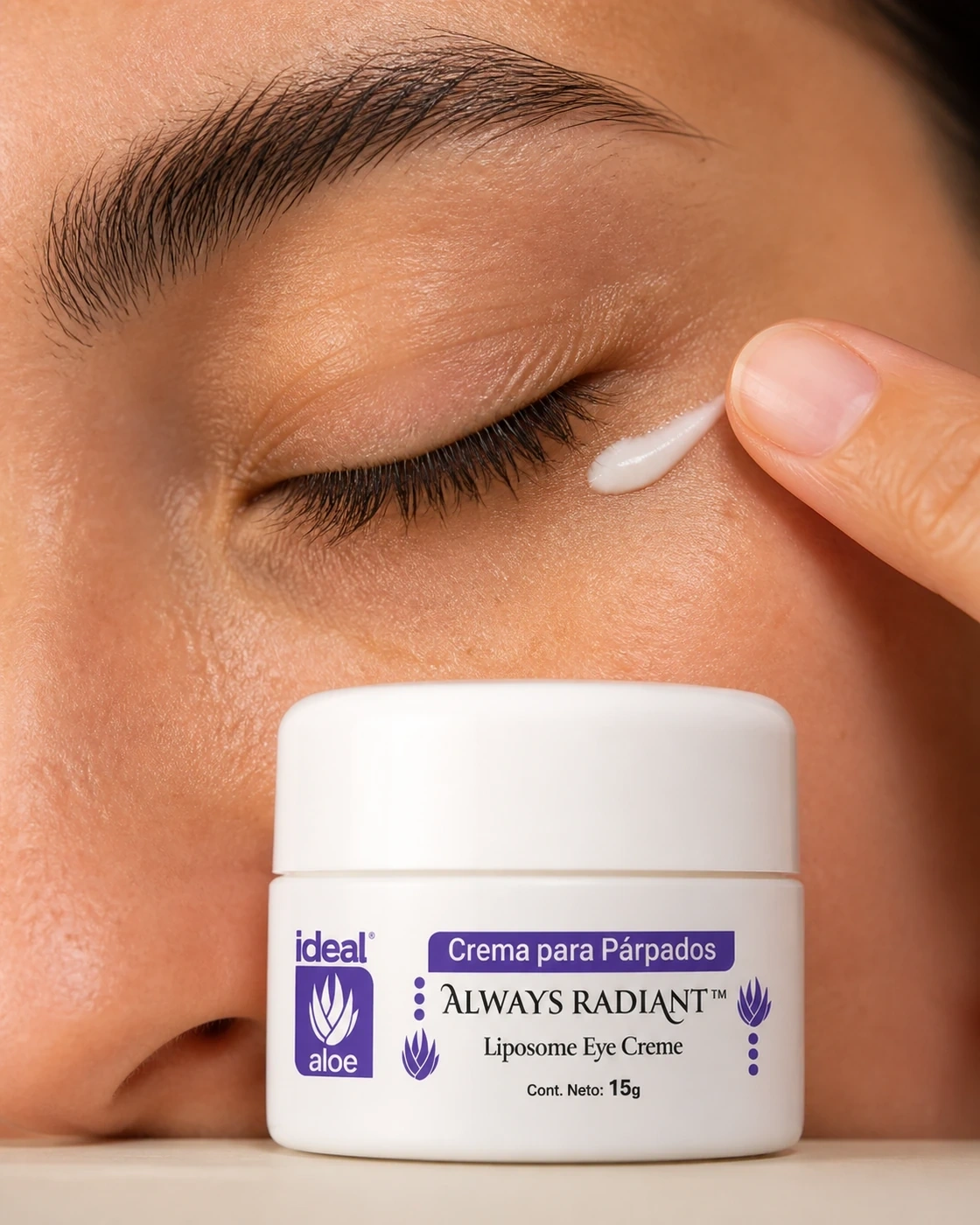 Aplicación suave de Crema para Párpados de Ideal alrededor del ojo