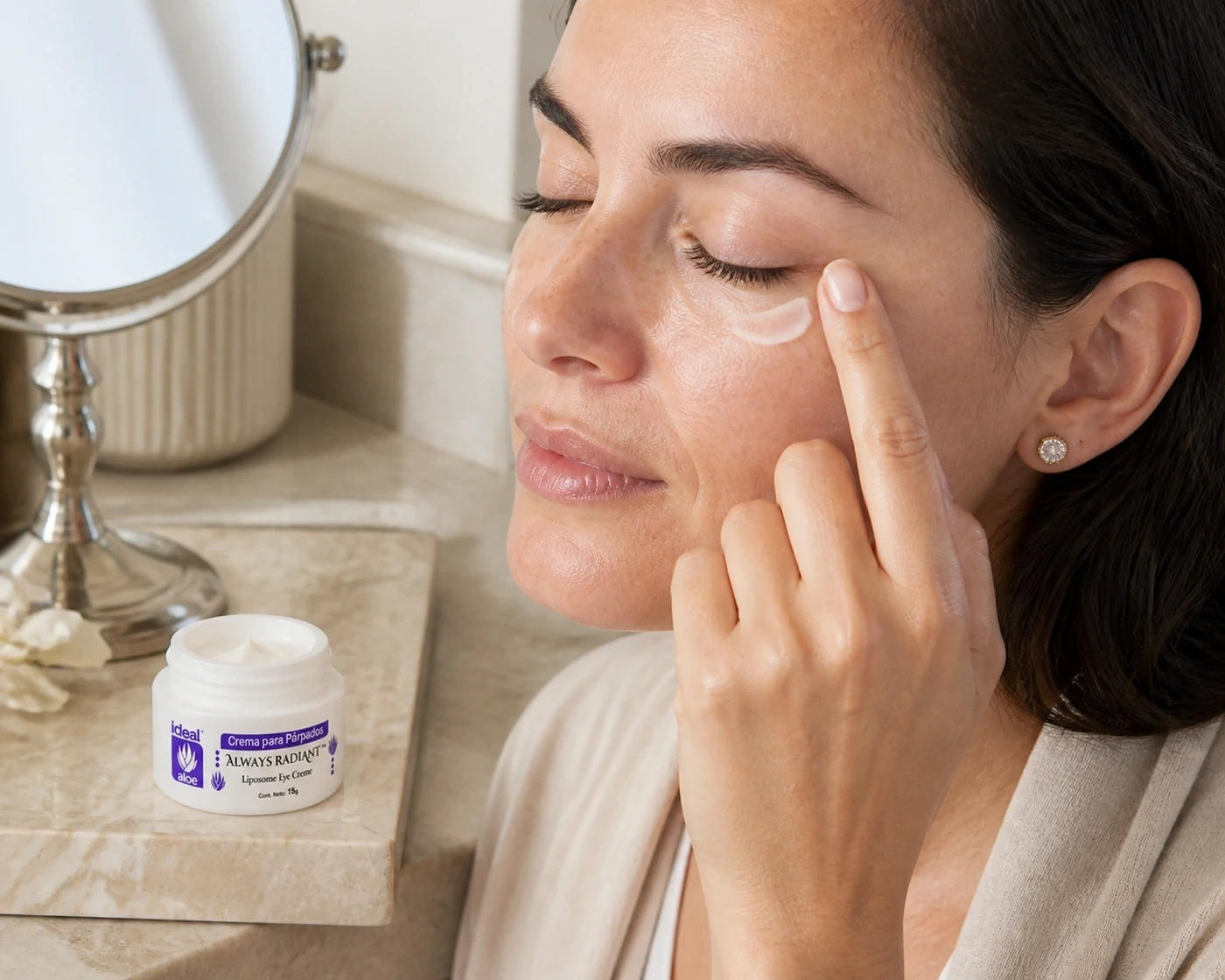 Mujer aplica Crema para Párpados de Ideal con toques suaves