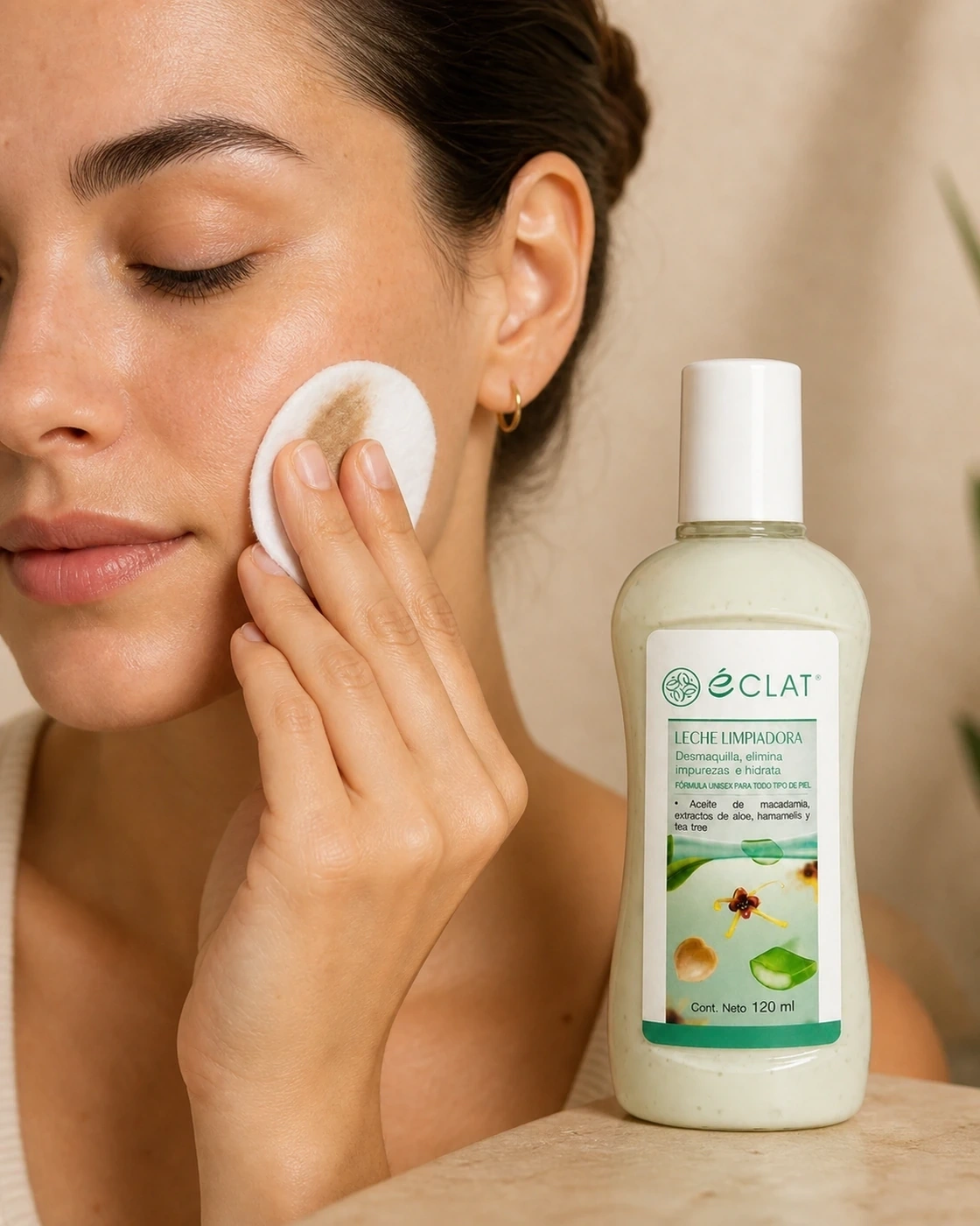 Leche limpiadora de Tea Tree Éclat aplicada con algodón para retirar maquillaje