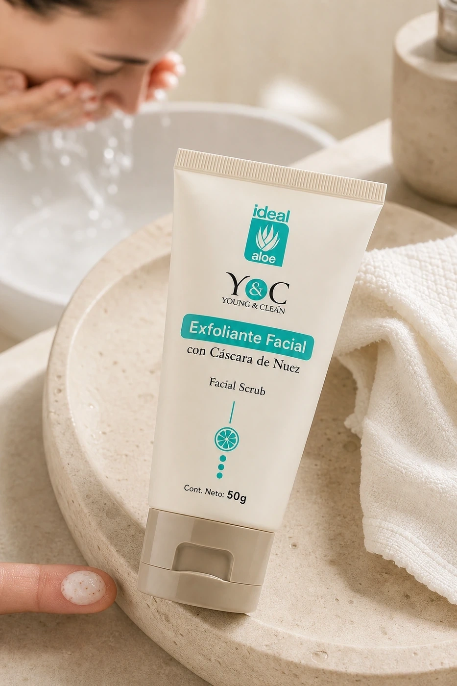 Exfoliante Facial Clean Fresh en tubo sobre bandeja con una pequeña muestra de producto