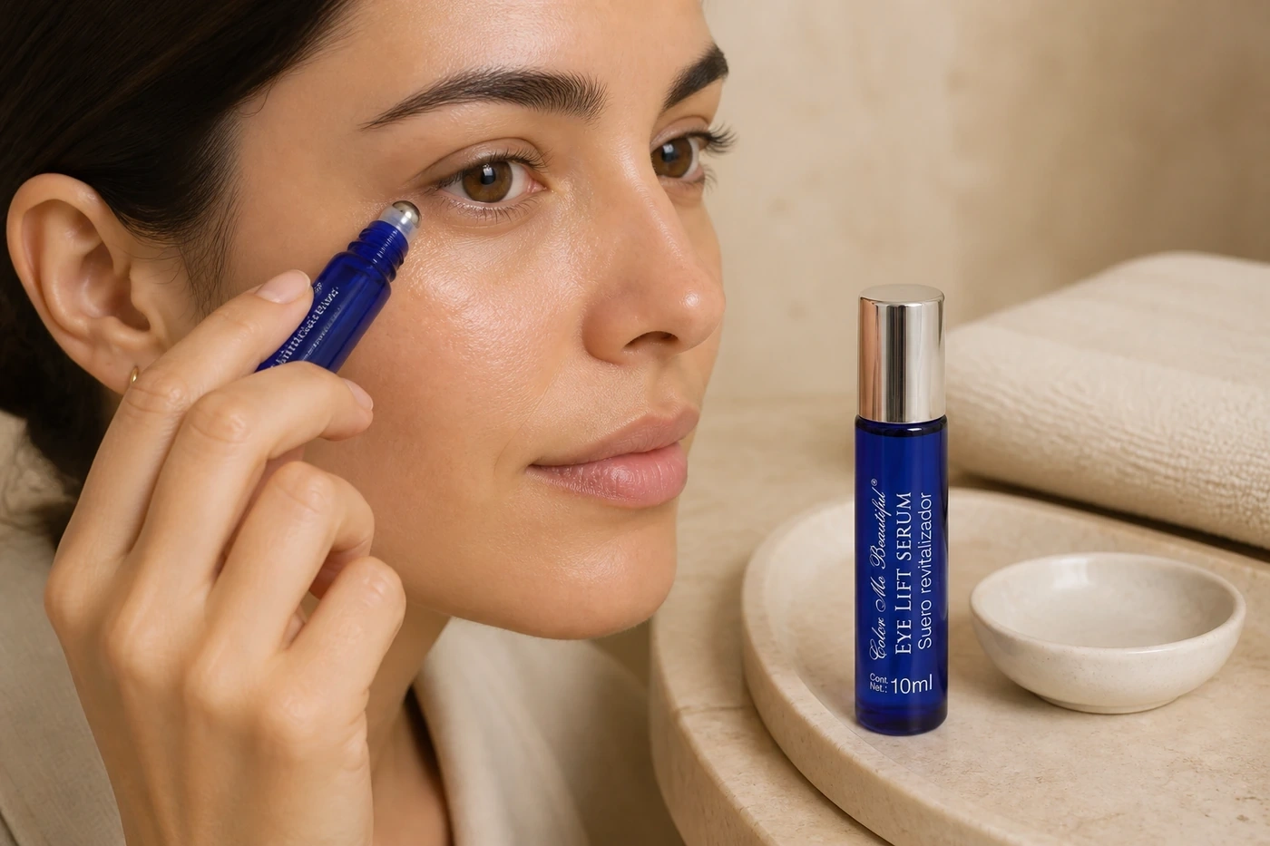 Aplicación localizada del roll-on Eye Lift Serum bajo el ojo en un tocador crema