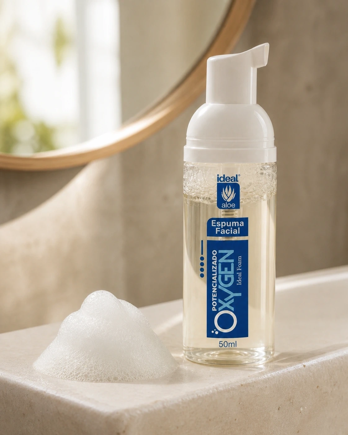 Detalle de Foam facial de oxígeno junto a espuma y espejo de tocador