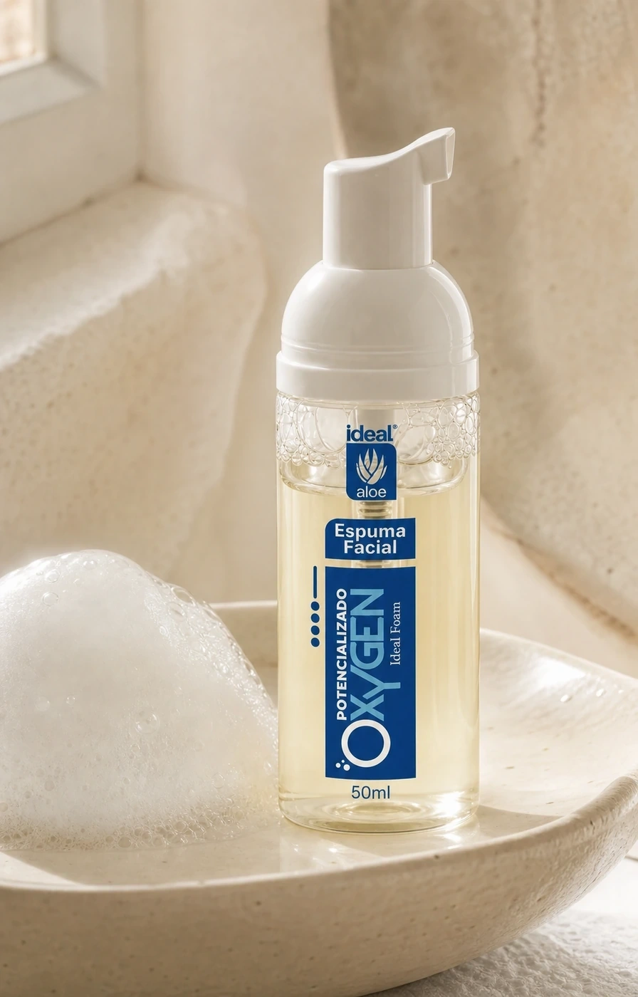 Foam facial de oxígeno junto a espuma limpiadora en lavabo crema