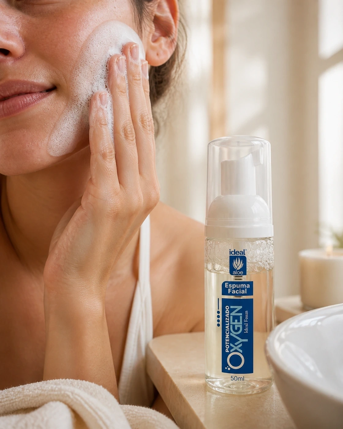 Espuma facial de oxígeno aplicada sobre la mejilla
