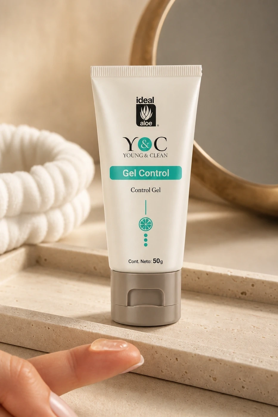 Gel Control Clean Fresh en tubo sobre una superficie de piedra crema