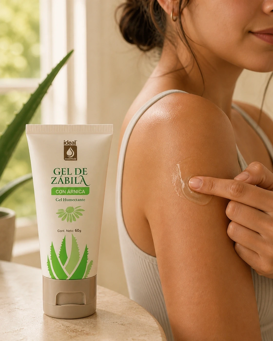 Persona aplicando Gel de Zábila con Árnica sobre el hombro, con el tubo visible.
