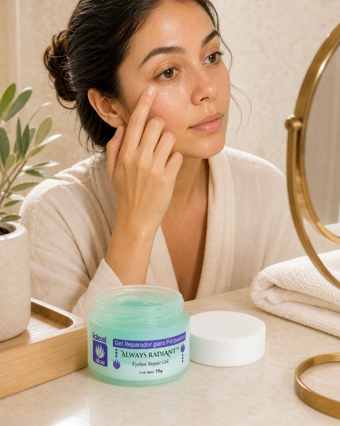 Gel reparador para párpados Always Radiant junto a una modelo en un tocador cálido