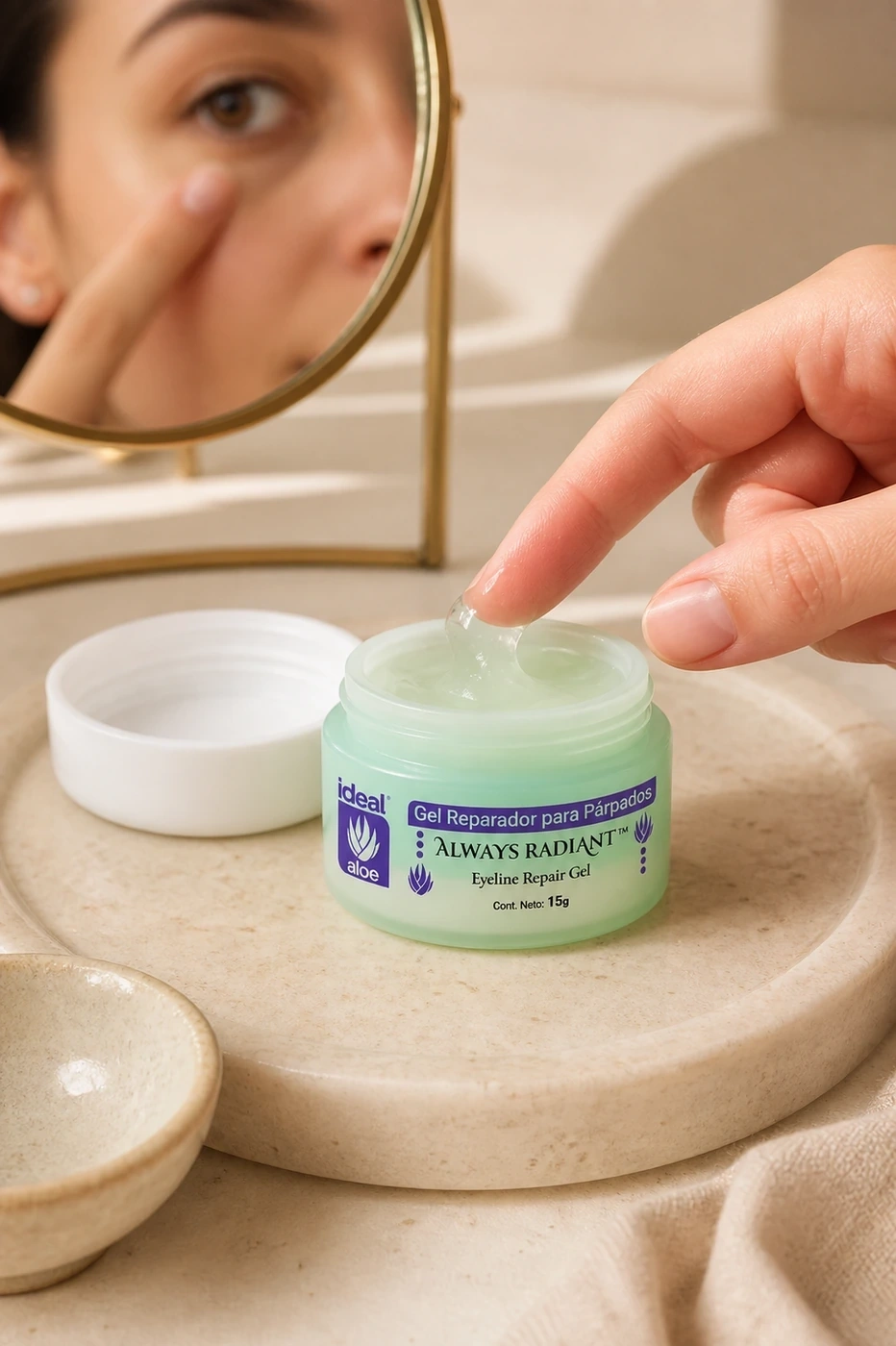 Gel para párpados con Q-10 en ritual nocturno con textura de gel y espejo