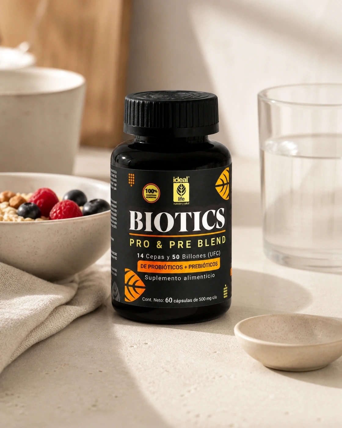Ideal Biotics Pro y Pre Blend junto a un desayuno sencillo en cocina