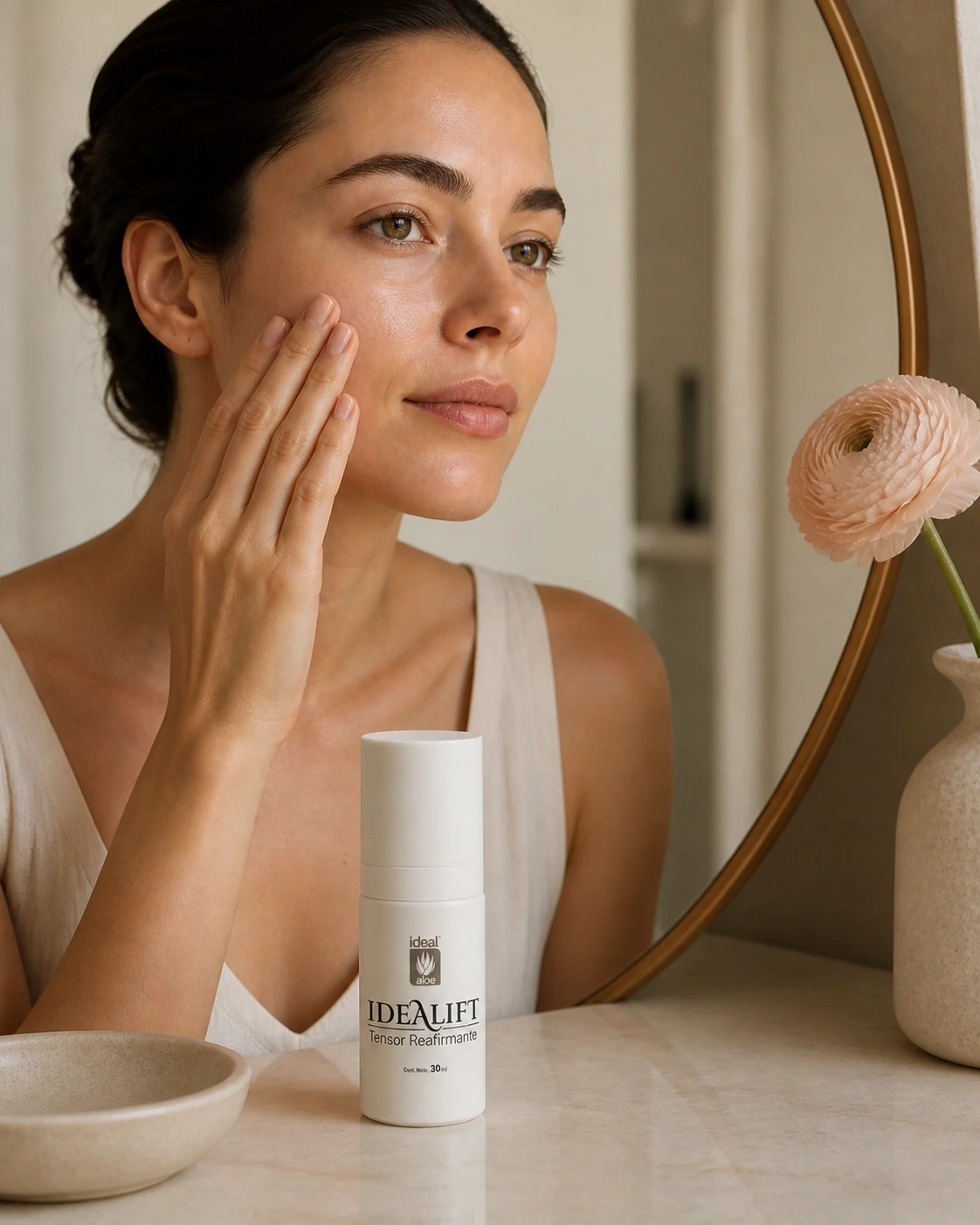 Detalle de Ideal Lift dispensado sobre los dedos junto a un tocador crema