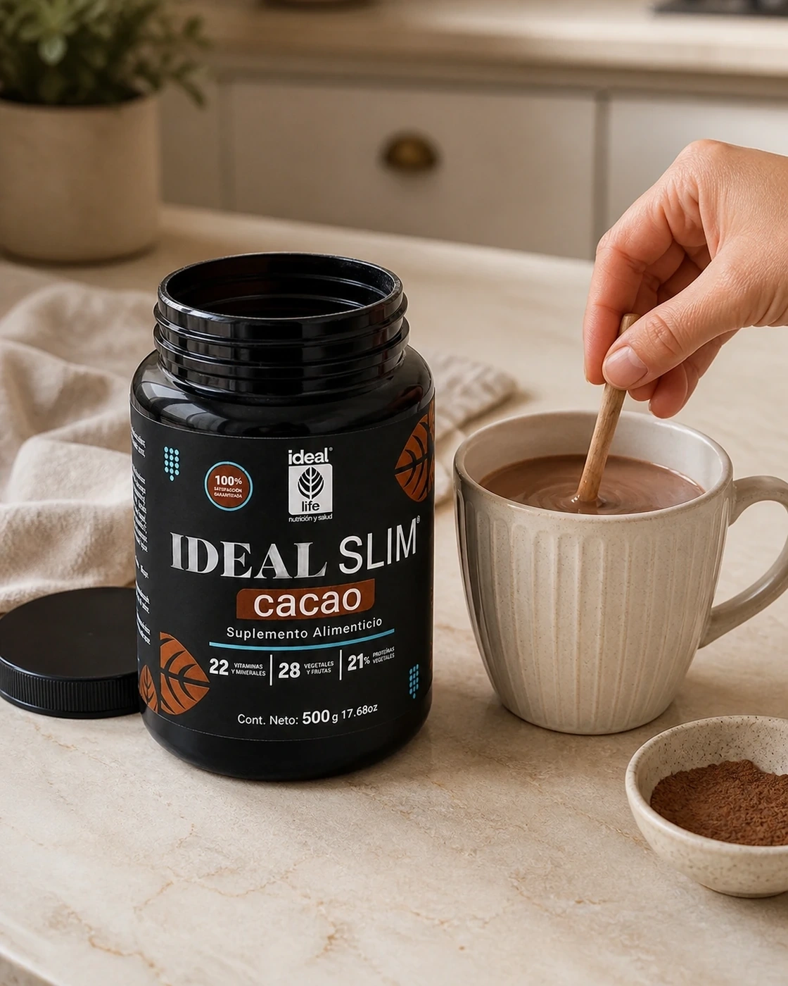 Preparación cotidiana de una bebida de cacao junto a Ideal Slim 500gr