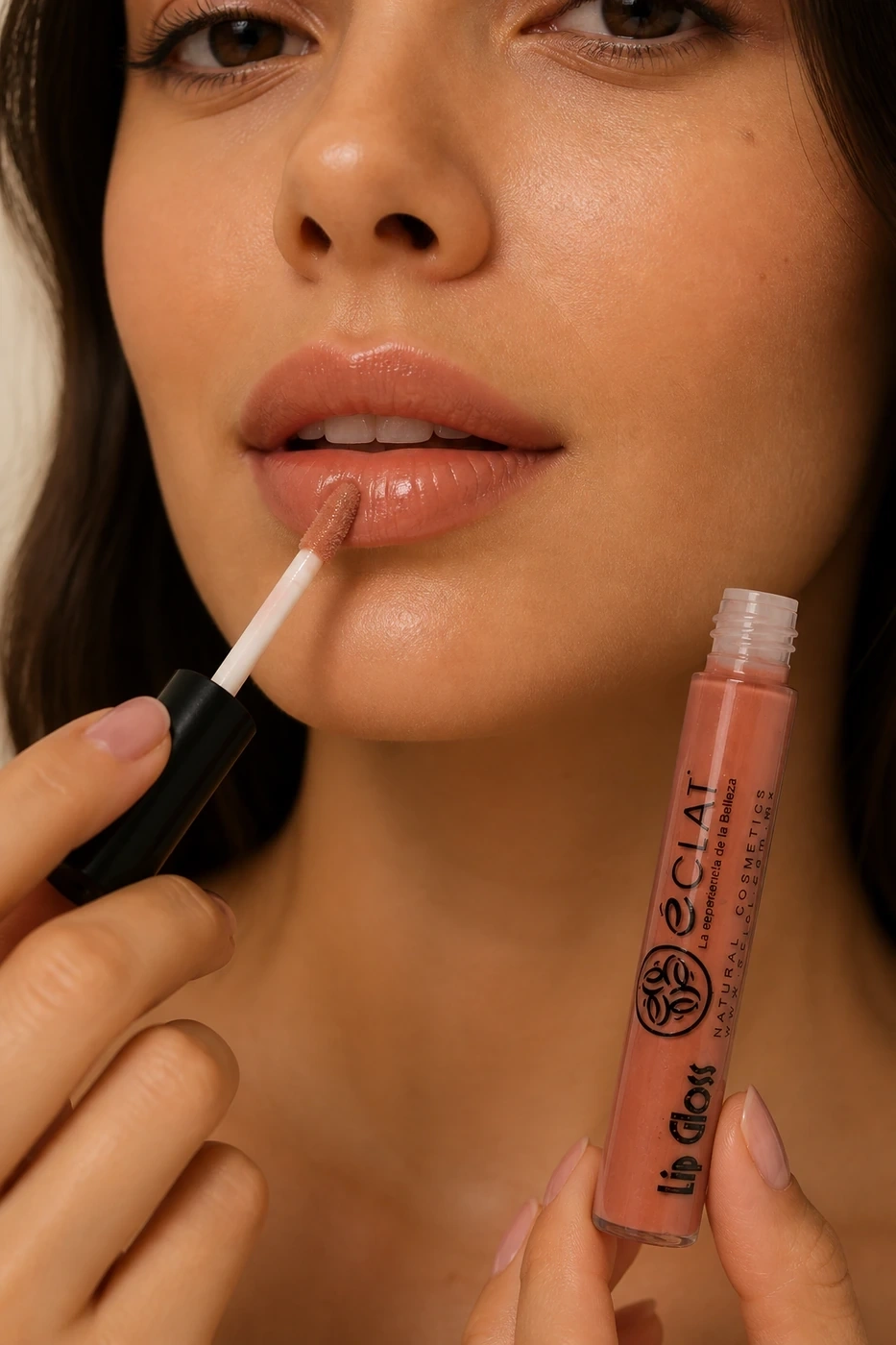 Aplicación editorial de lip gloss Éclat nude sobre los labios