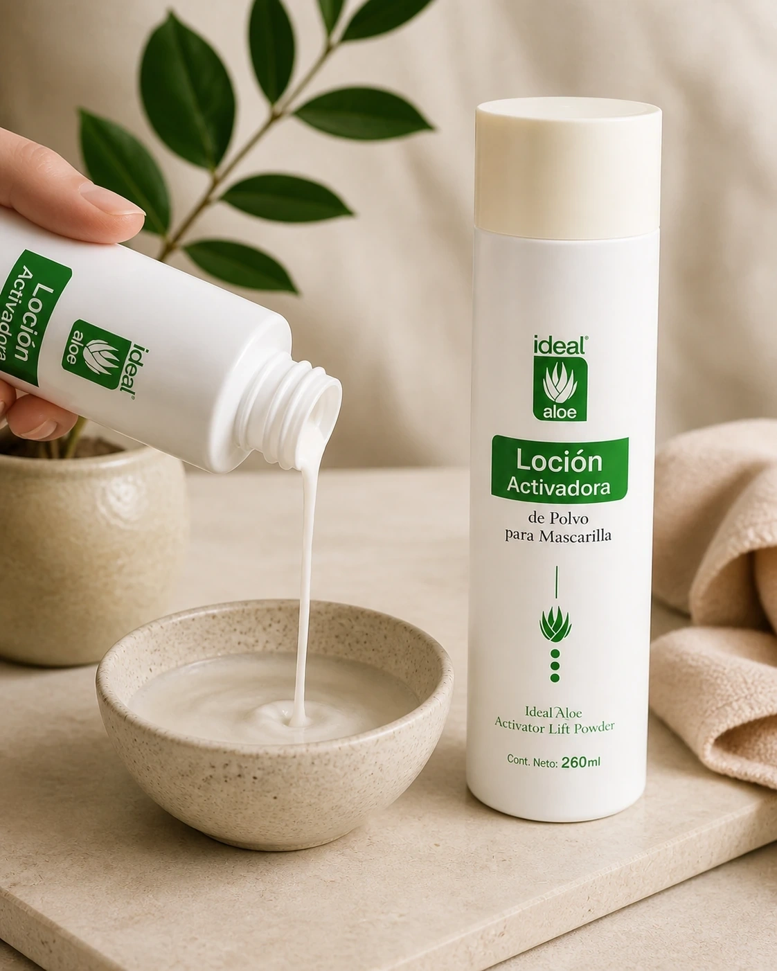 Detalle de la Loción Activadora de Mascarilla cayendo en un cuenco de cerámica sobre un tocador crema.