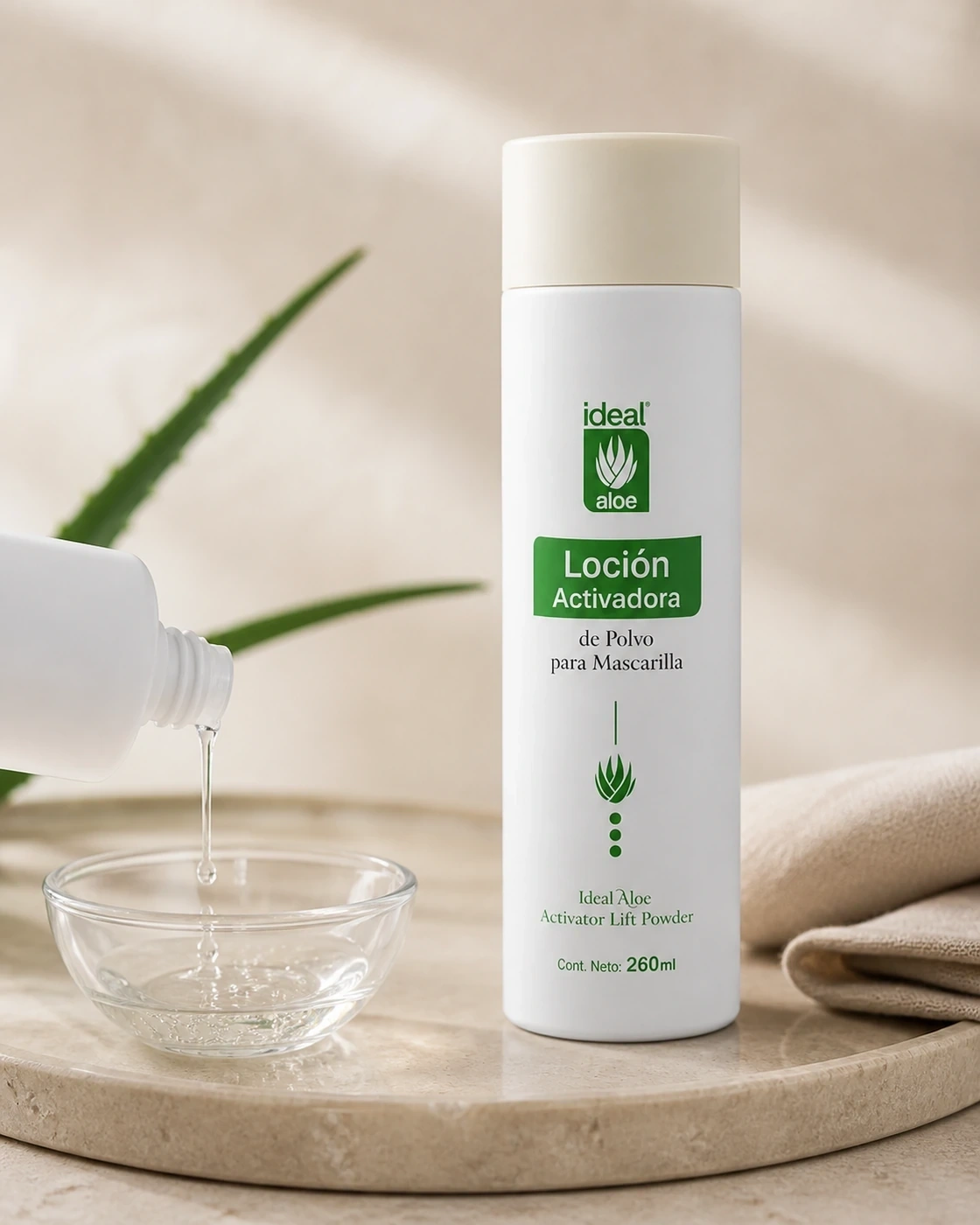Loción Activadora de Mascarilla vertida en un cuenco para preparar el ritual facial.