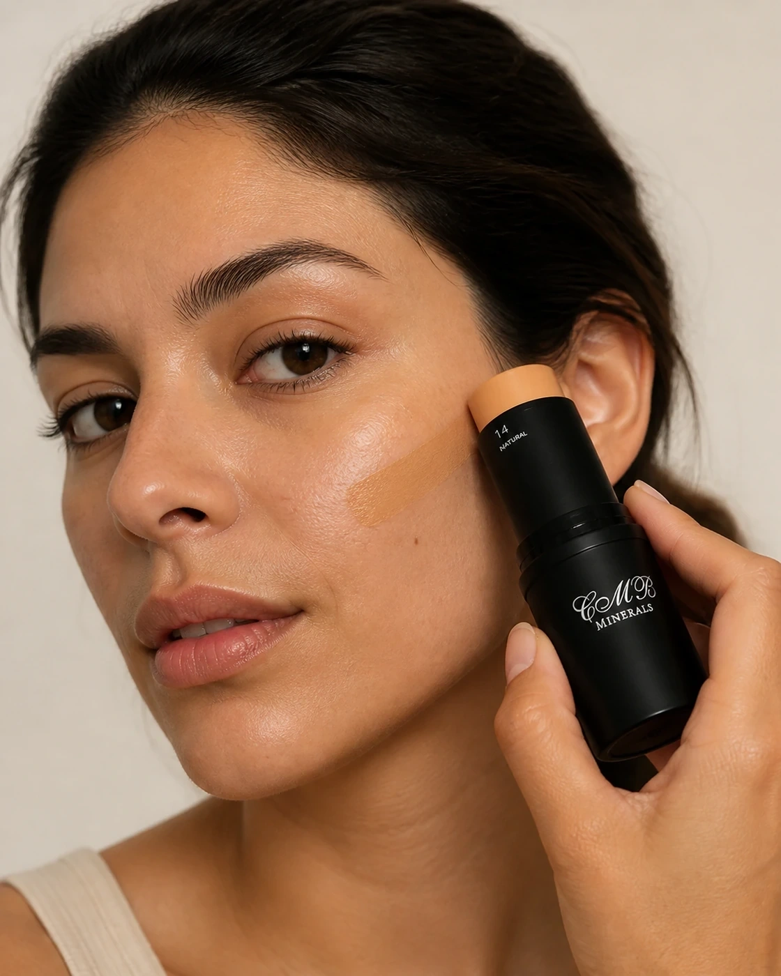 Maquillaje en crema Natural aplicado en una franja sobre la mejilla, fotografía editorial