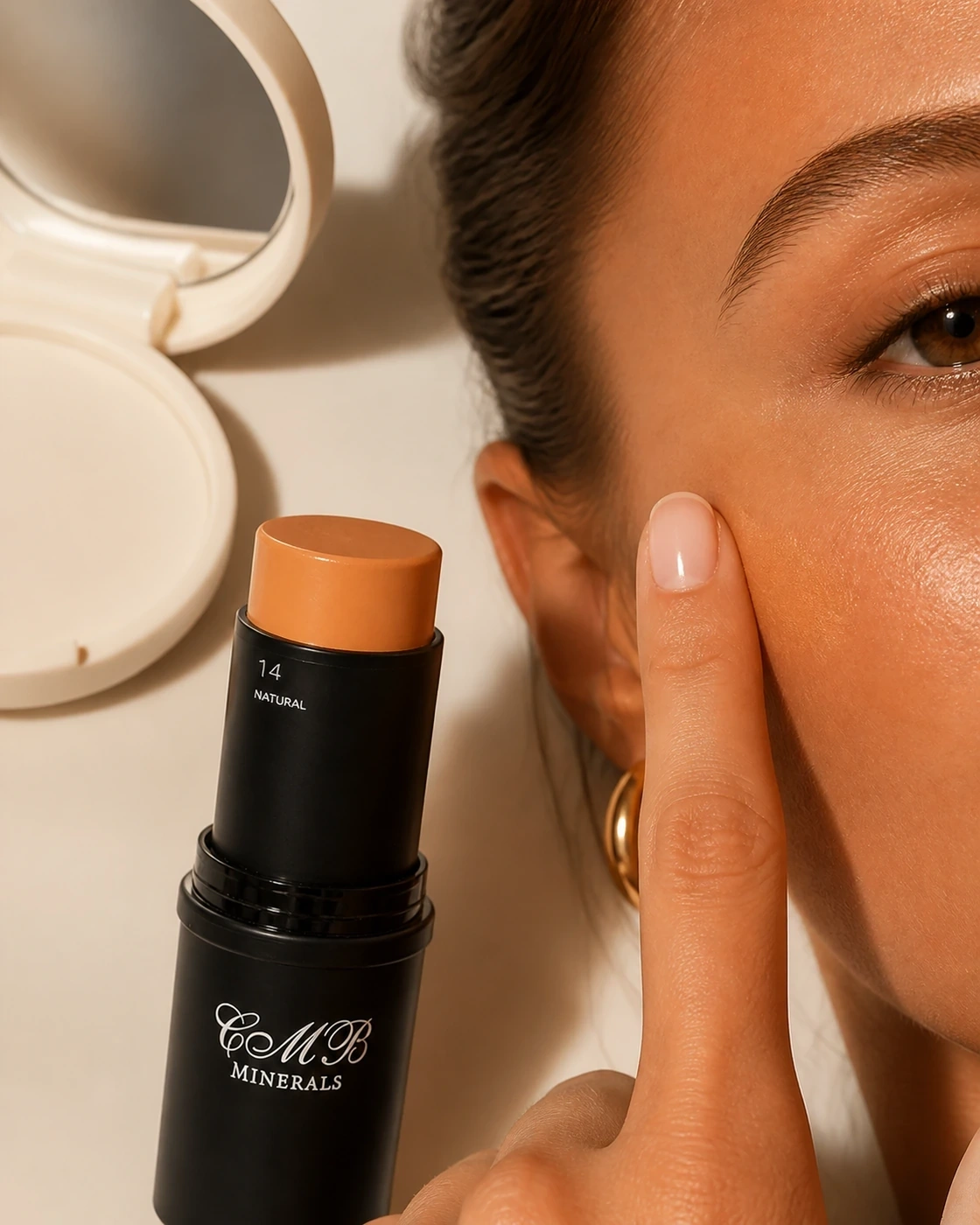 Maquillaje en crema Natural y difuminado con el dedo frente a un espejo