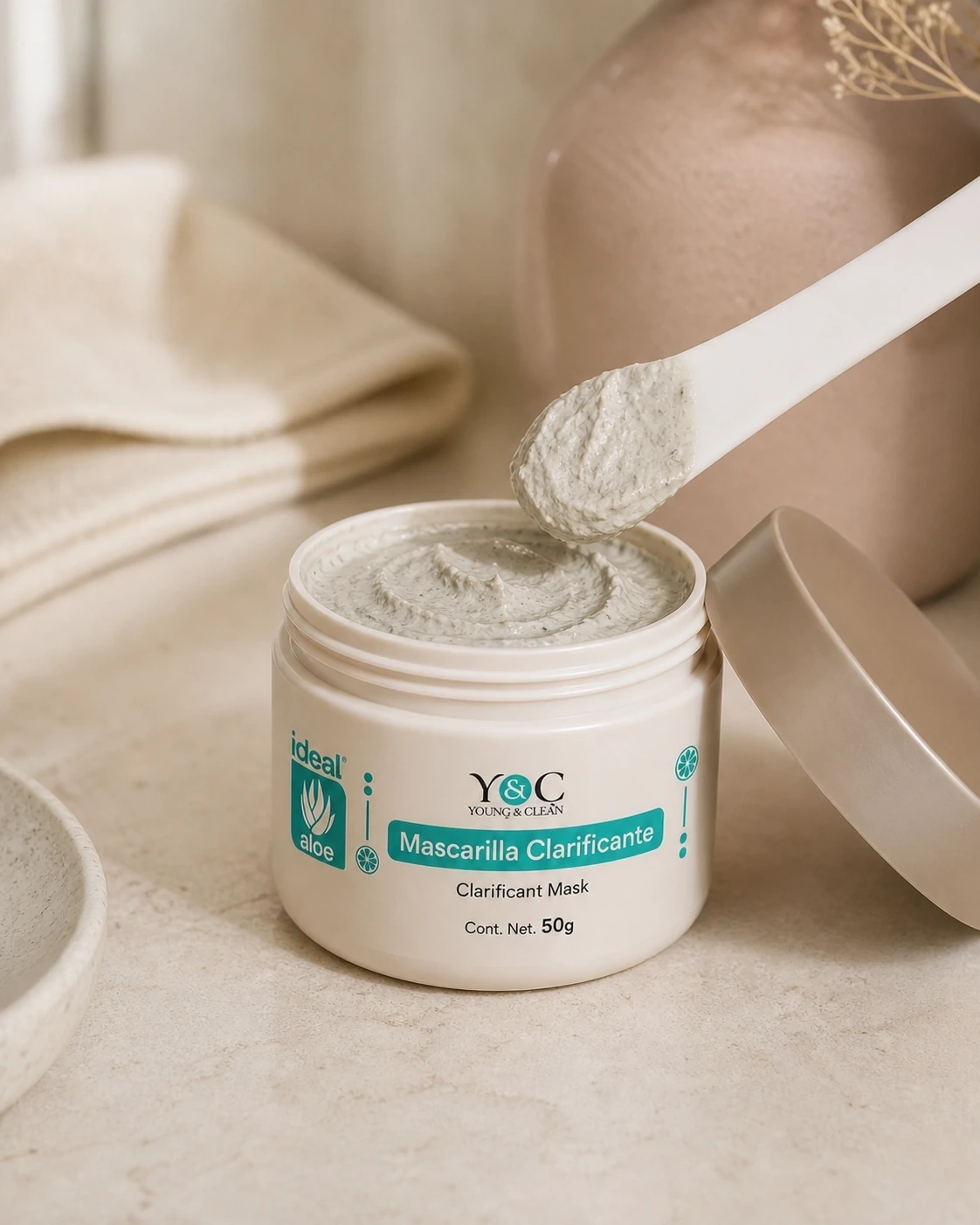 Mascarilla Clarificante Clean & Fresh de Éclat abierta con espátula sobre una superficie crema