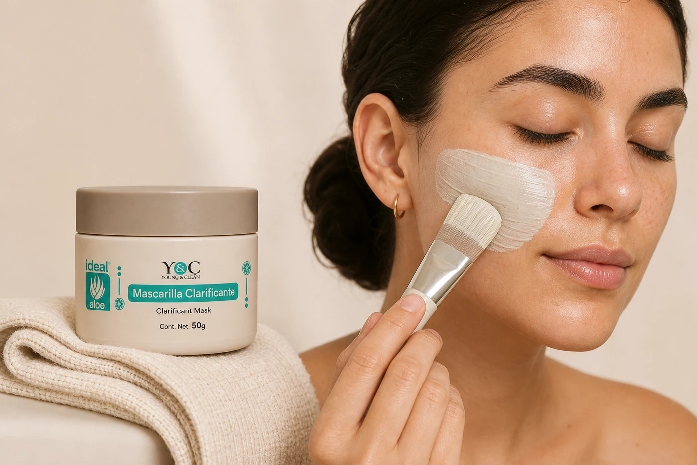 Mascarilla Clarificante Clean & Fresh aplicada con brocha sobre la mejilla