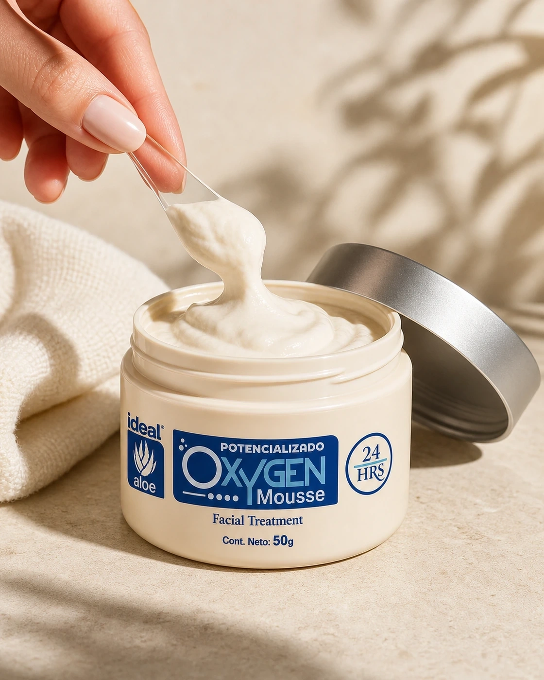 Mousse de oxígeno cremosa tomada del tarro con espátula