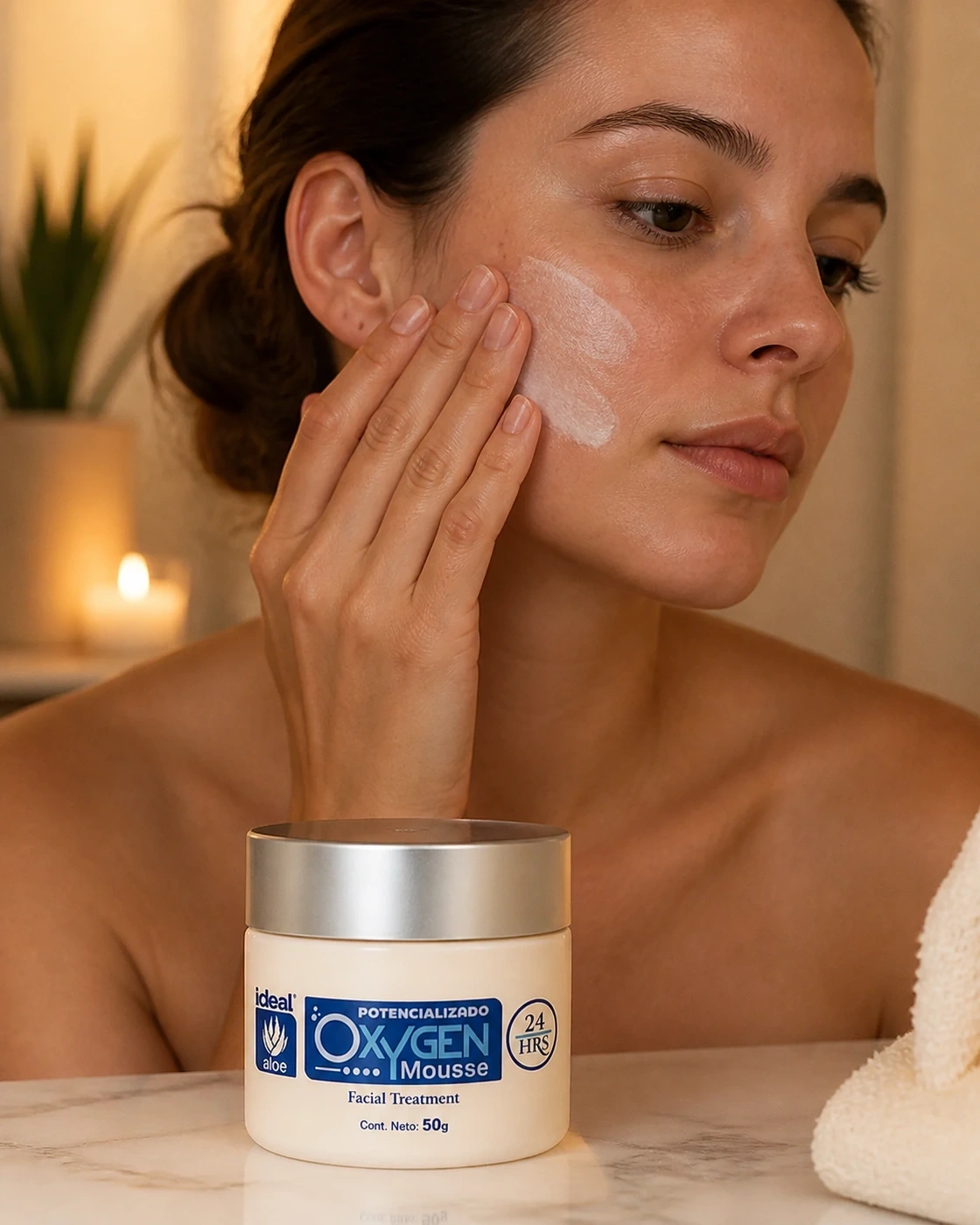 Mousse de oxígeno aplicada suavemente sobre la mejilla