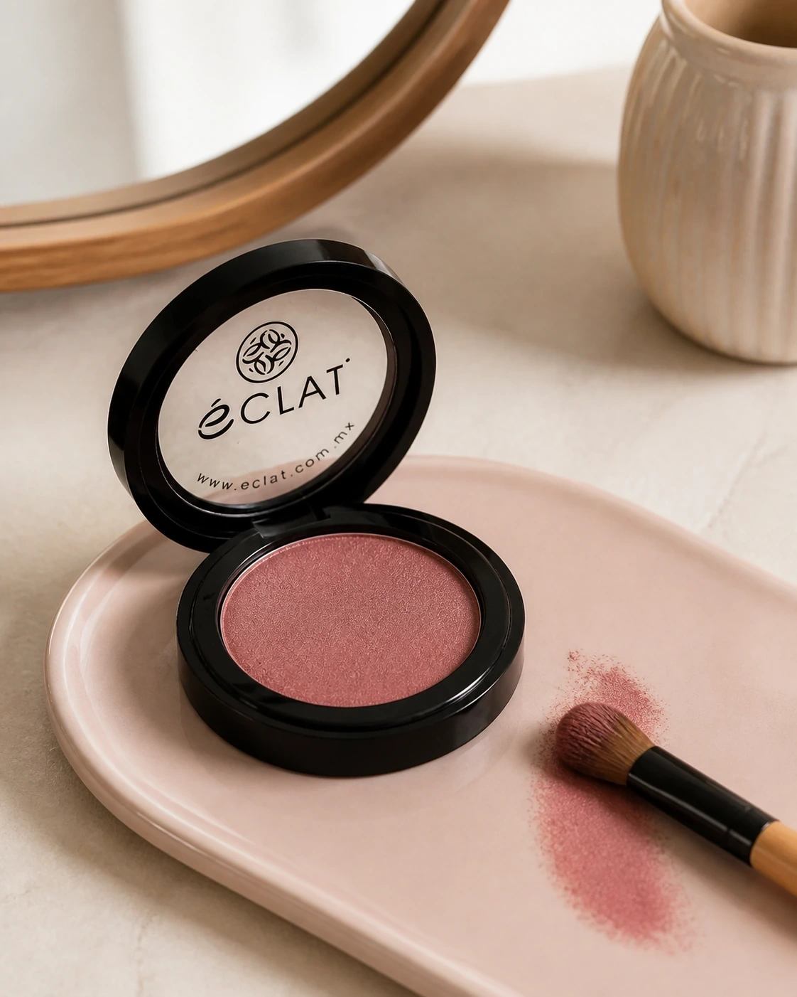 Compacto Sombra Eclat abierto con sombra rosa malva, brocha y muestra sobre tocador