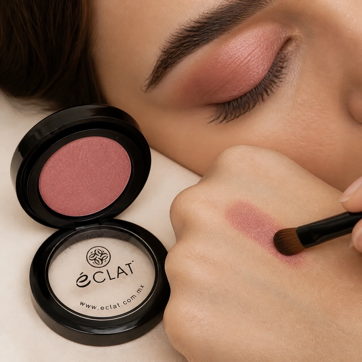 Sombra Éclat rosa malva aplicada con pincel y muestra sobre la mano