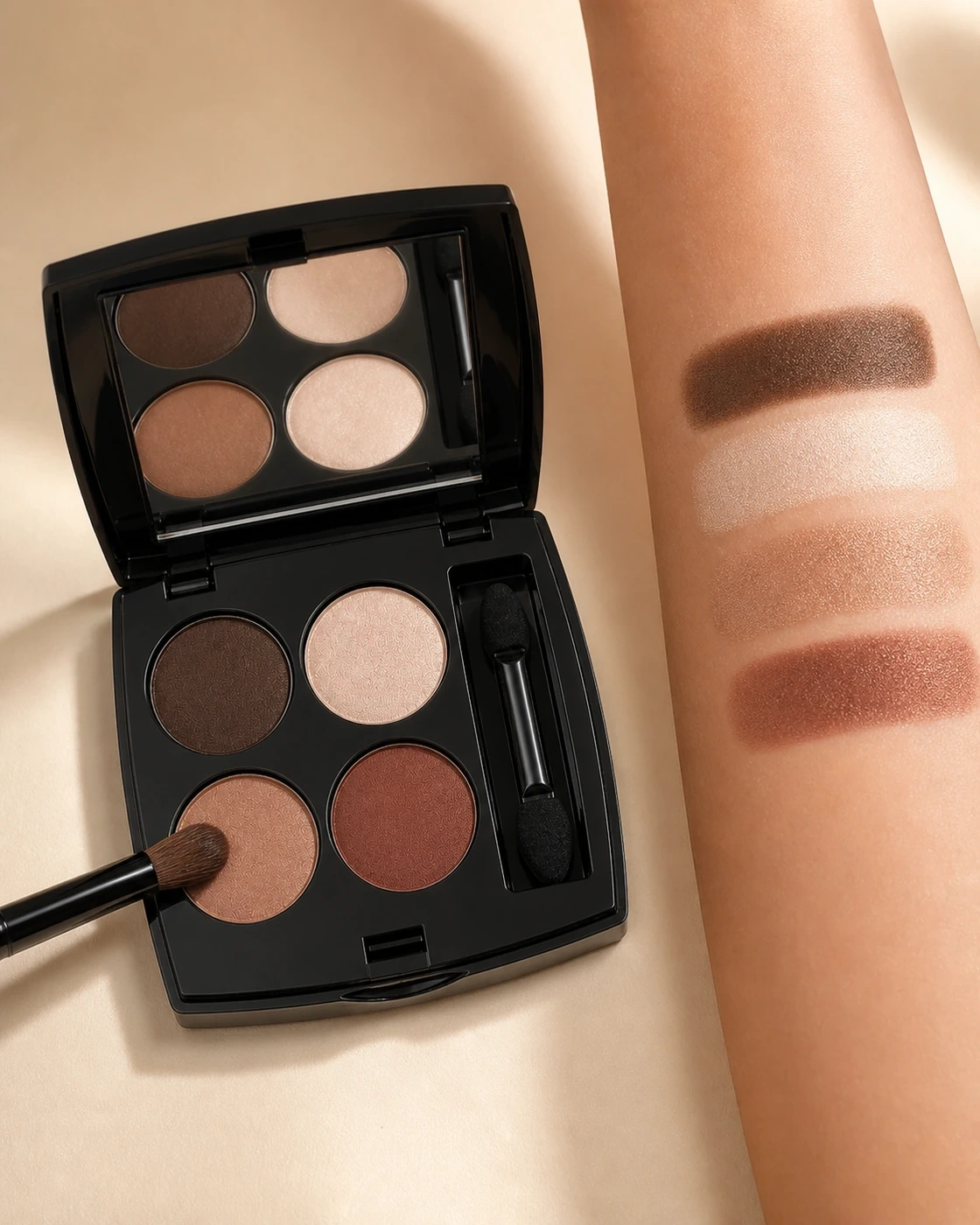 Sombras Cuarteto abierta con cuatro tonos y swatches sobre el brazo