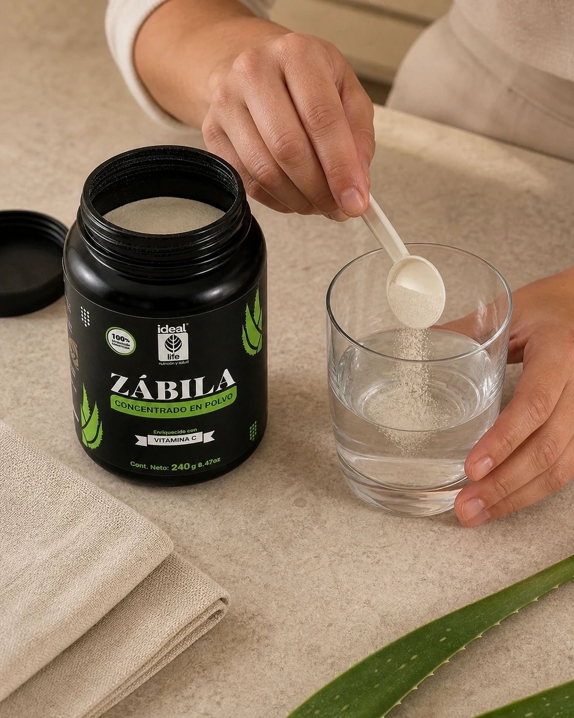 Preparación cotidiana de Zábila Bebida en Polvo con vaso y cuchara